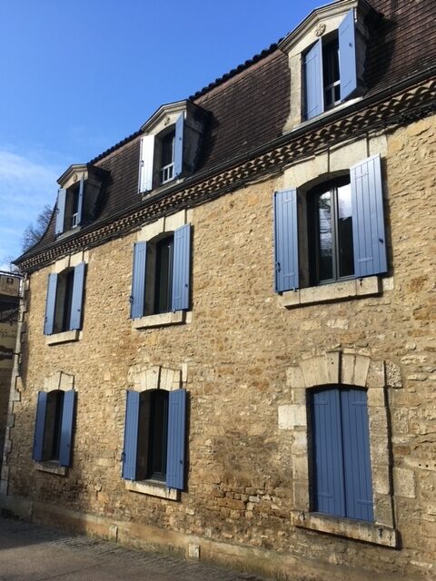 menuiserie-volets-battants-bois-stores-sud